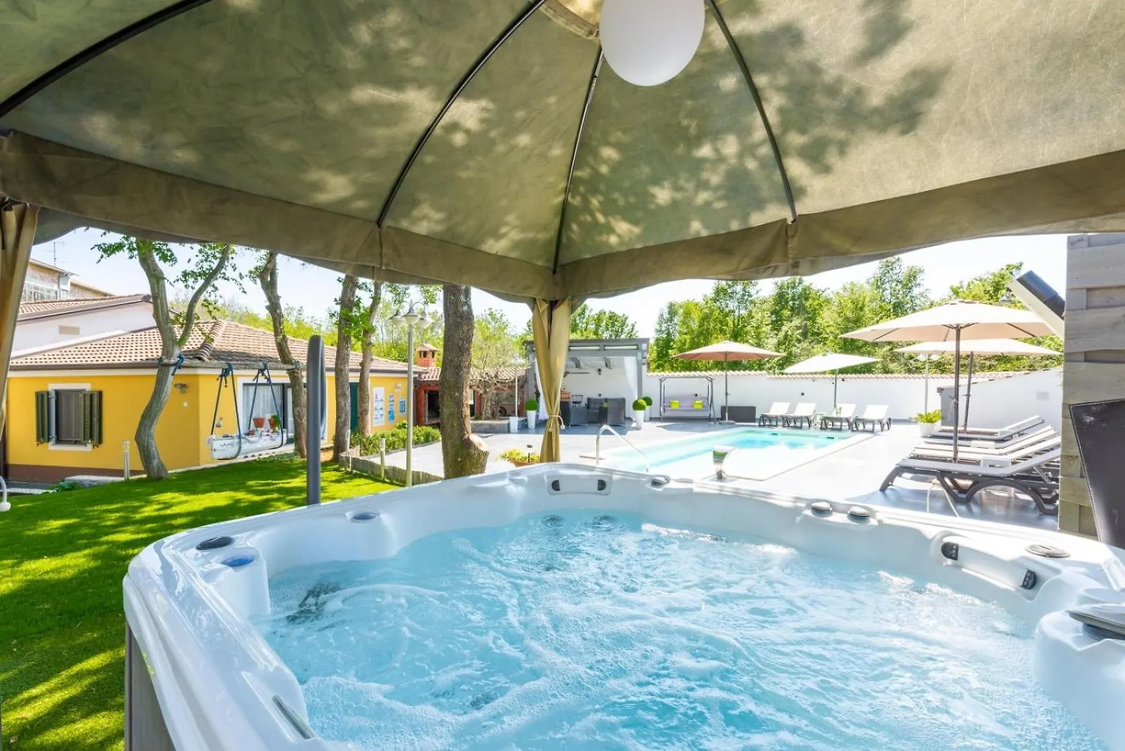 Apartment In Porec With Terrace, Air Conditioning, Wifi, Washing Machine