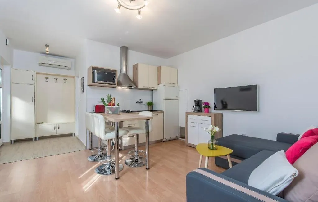 Apartment In Porec With Terrace, Air Conditioning, Wifi, Washing Machine Kroatien