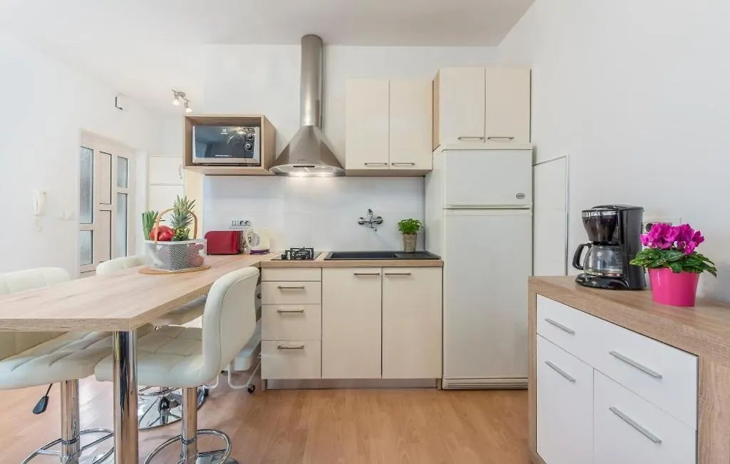 Apartment In Porec With Terrace, Air Conditioning, Wifi, Washing Machine