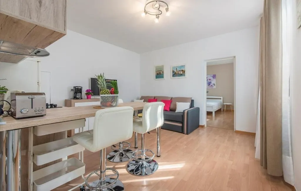 Apartment In Porec With Terrace, Air Conditioning, Wifi, Washing Machine